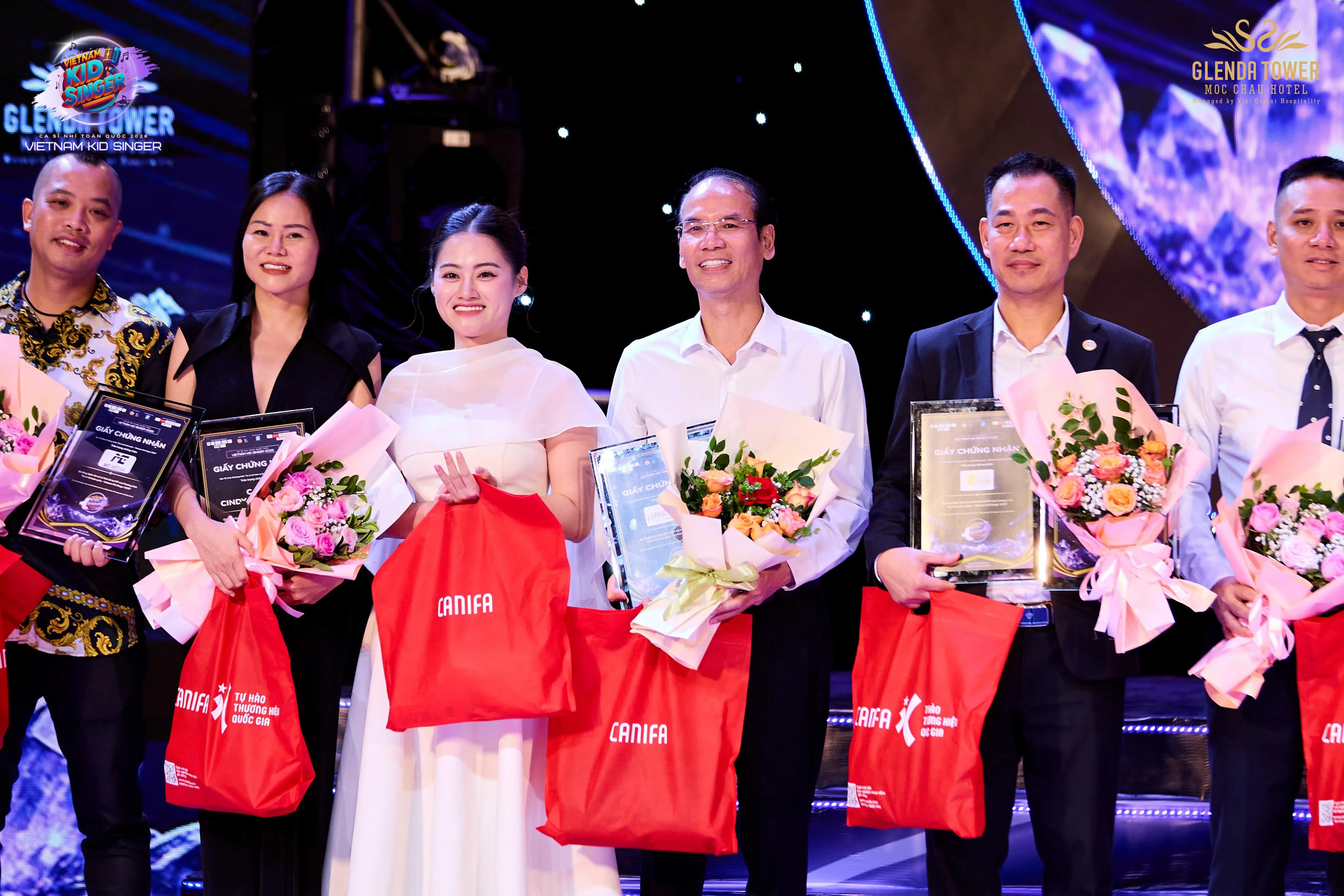 Ông Geoffrey Nguyễn - CEO Viet Orient Hospitality đại diện doanh nghiệp nhận kỷ niệm chương tri ân từ Ban Tổ chức Vietnam Kid Singer 2026.